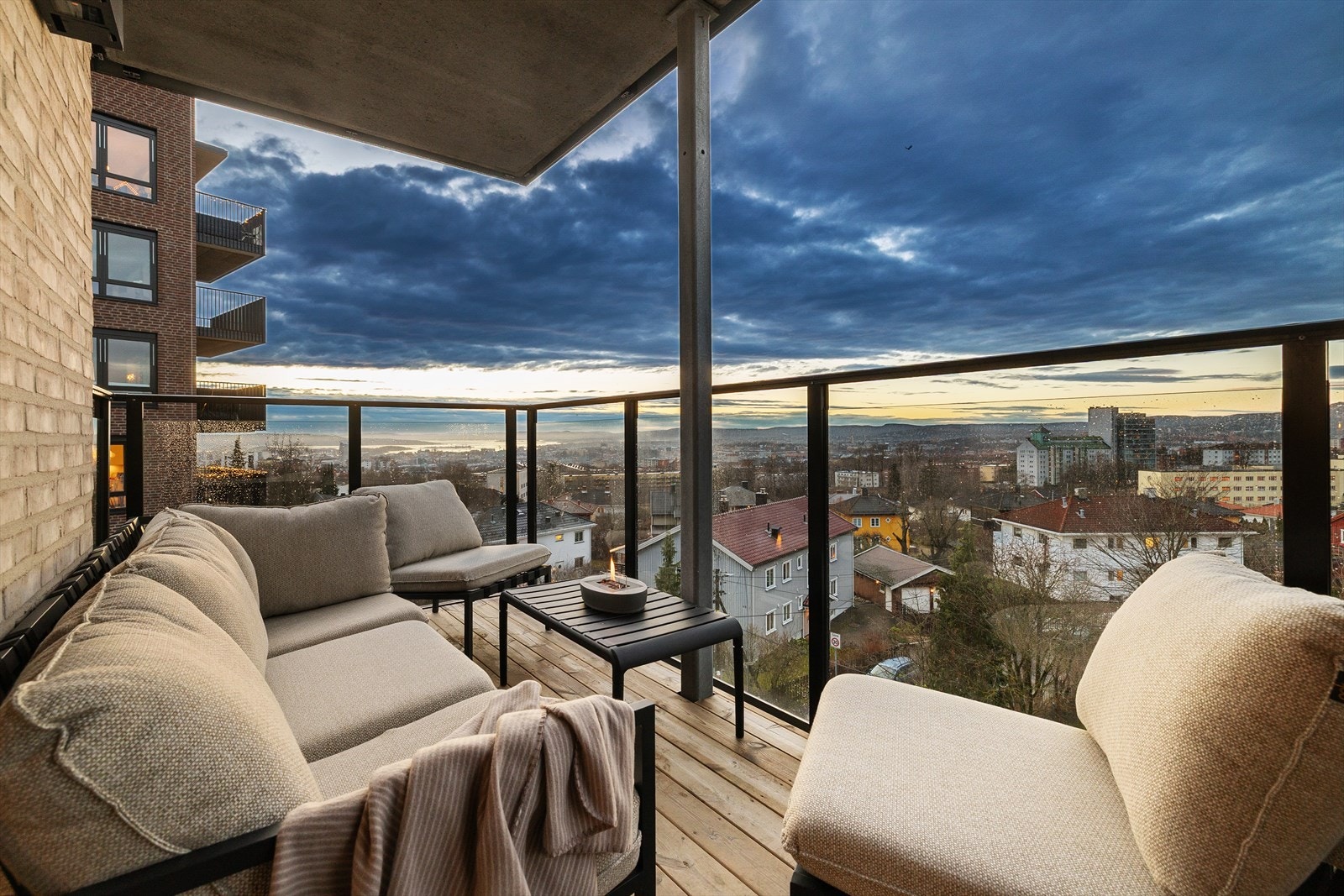 Balkongen er 12 kvm og vestvendt. Med god beliggenhet på enden av bygget er det sol fra formiddag til kveld. Galleribilde