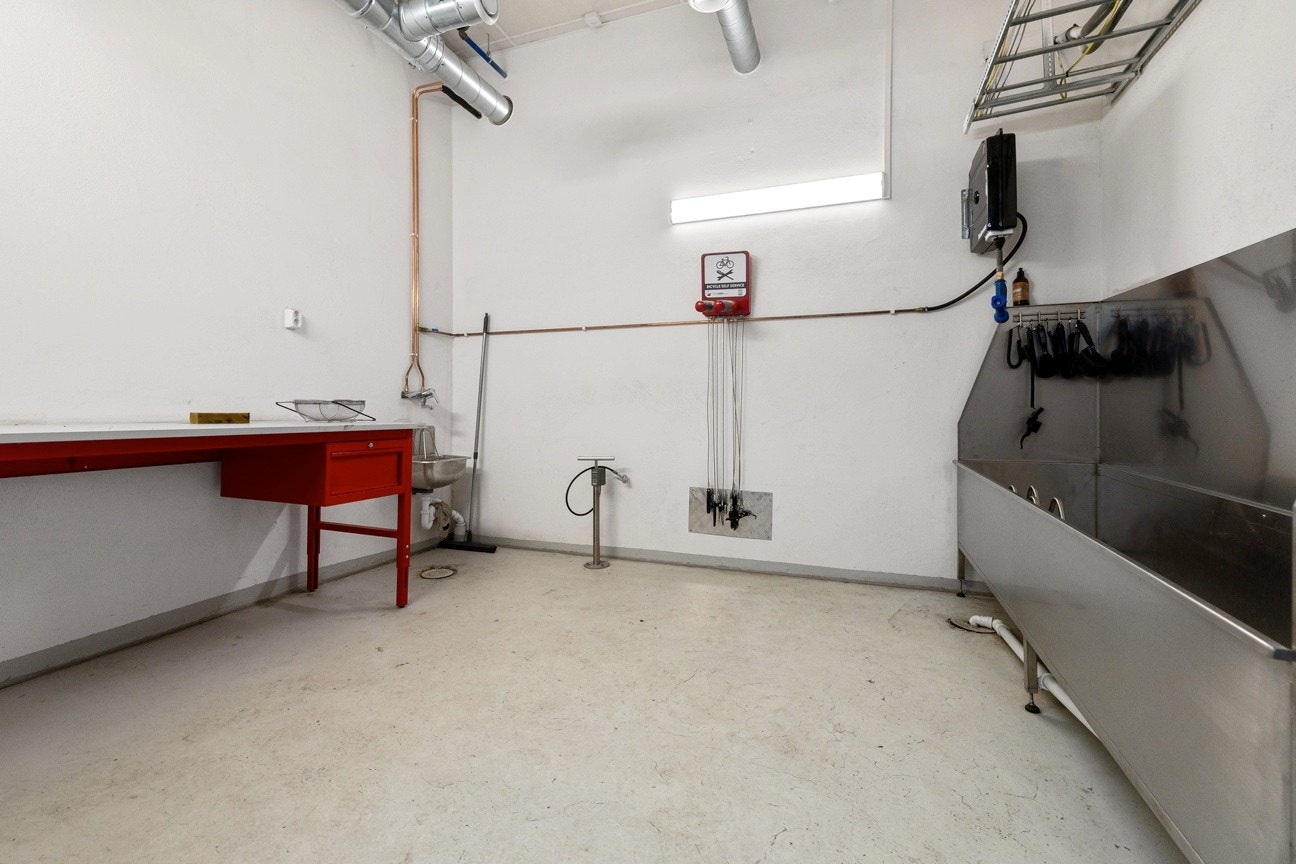 Sameiet har egen smørebod og vaskestasjon til sykkel. Galleribilde