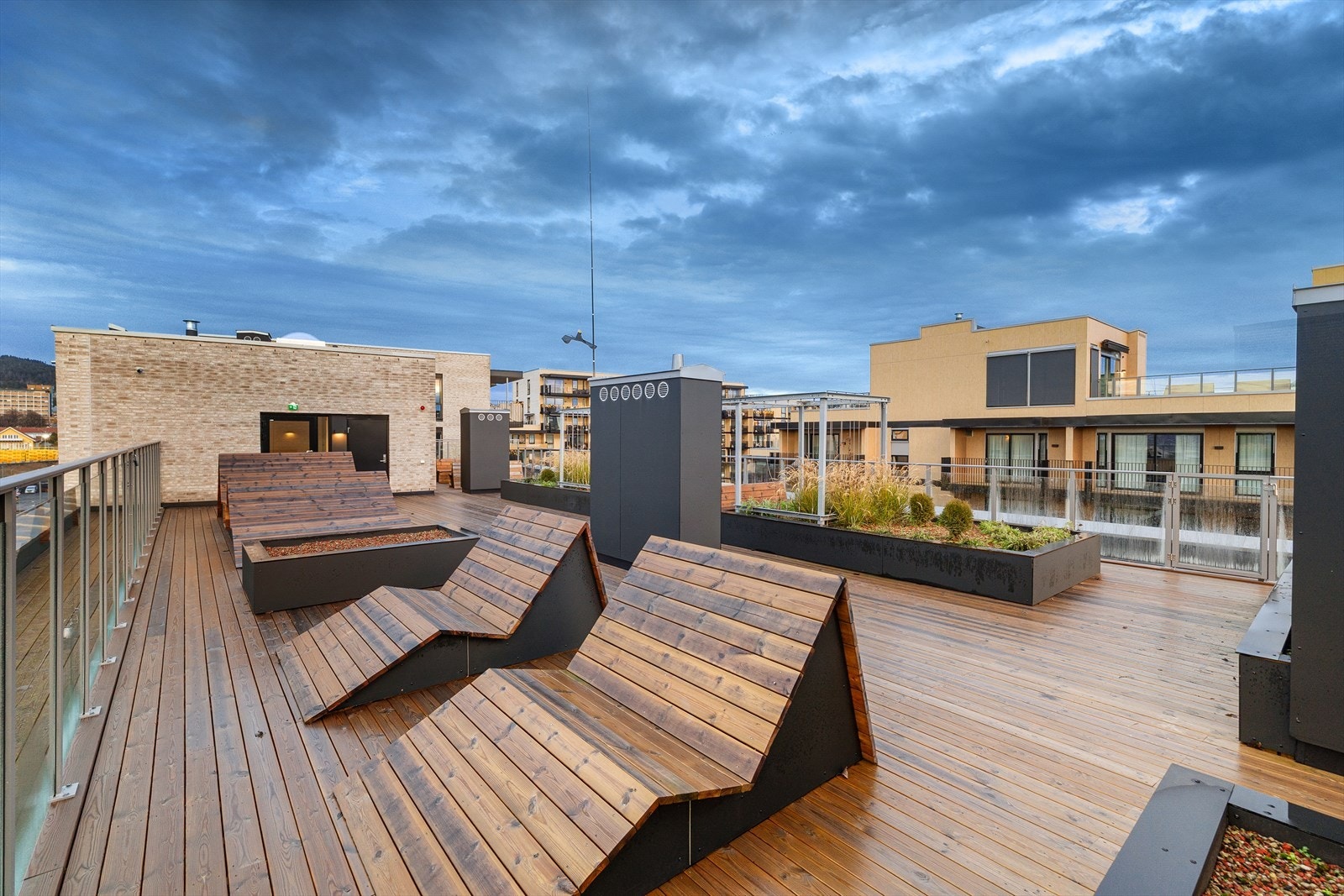 Sameiet har en stor felles takterrasse med flere sittegrupper. Galleribilde