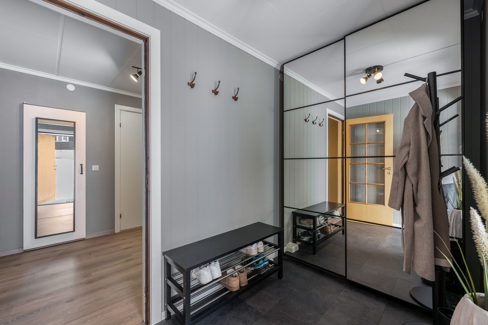 Boligen strekker seg over to plan. Boligen har adkomst fra både hovedetasjen og underetasjen. Galleribilde