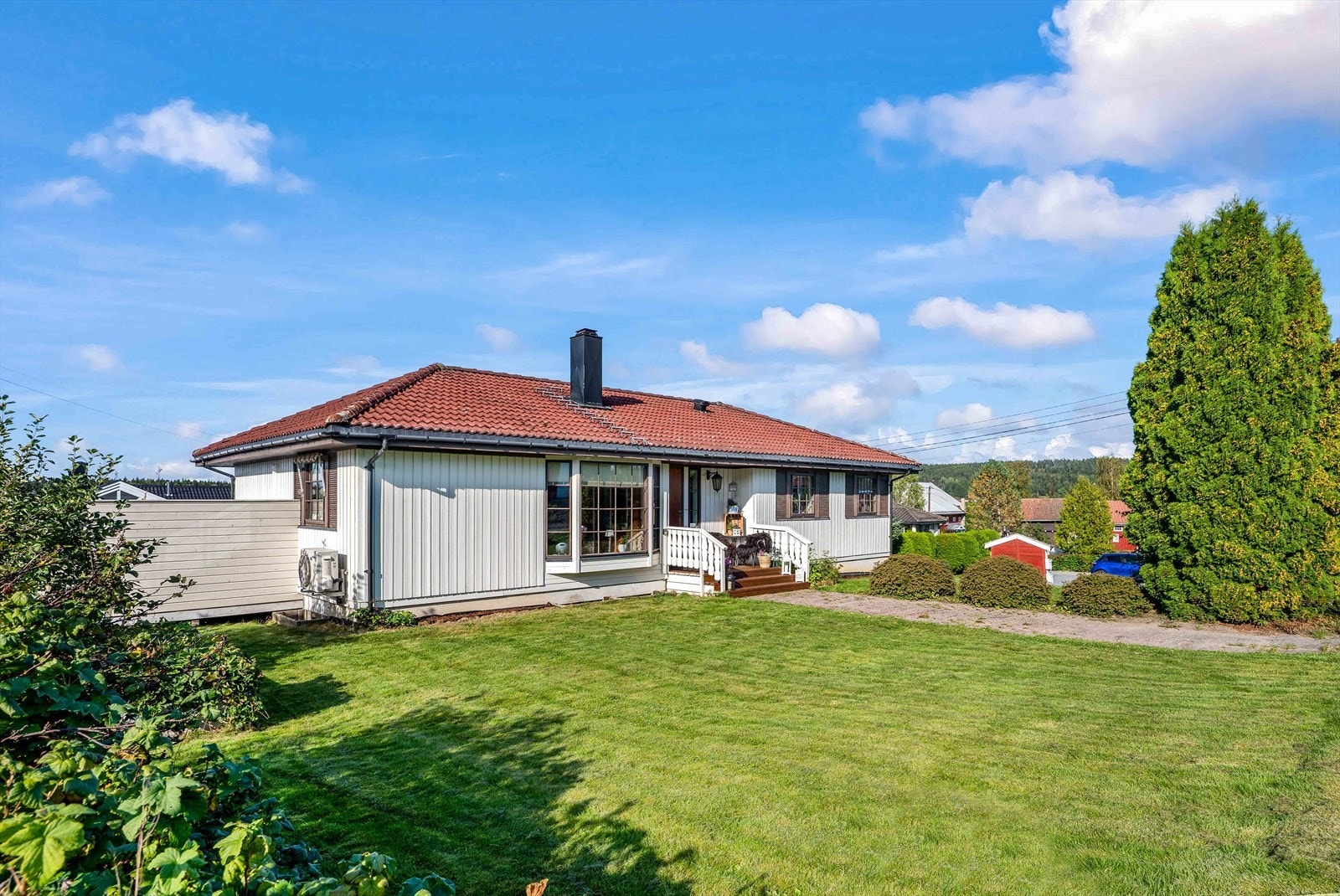 Boligen ligger i et etablert og rolig boligområde med gangavstand til skole og barnehage. Galleribilde