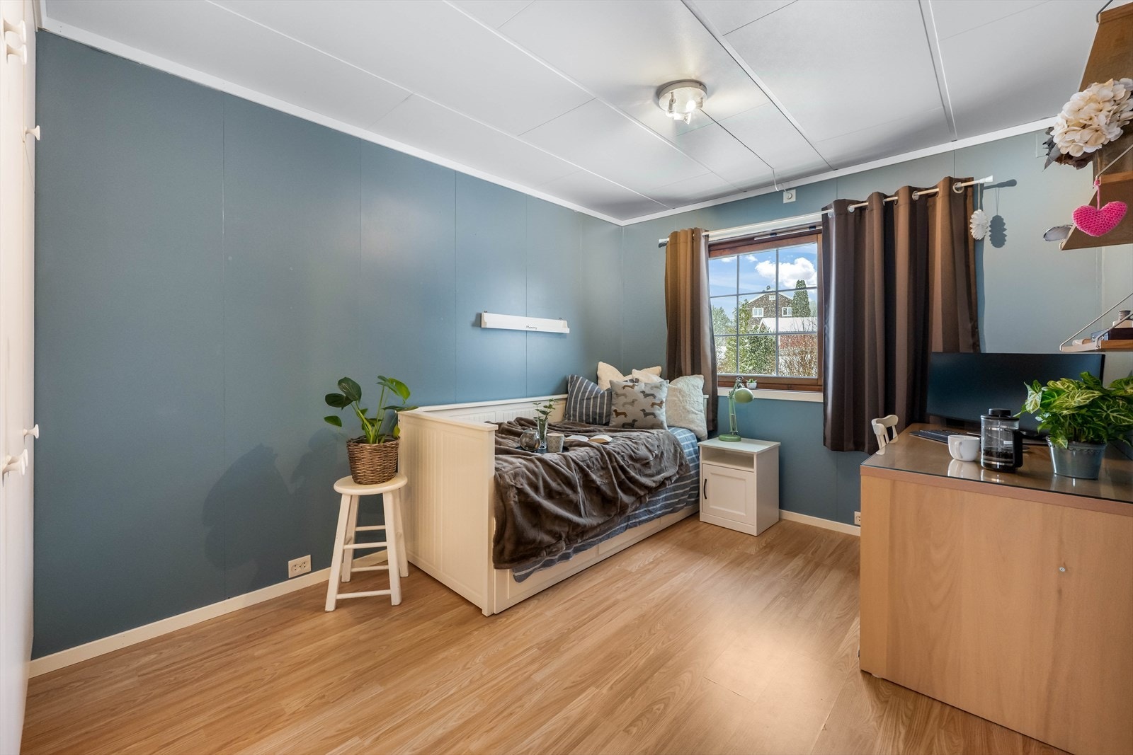 Soverom 2 med god plass til seng og annet møblement. Rommet har plassbygde garderobeskap. Galleribilde