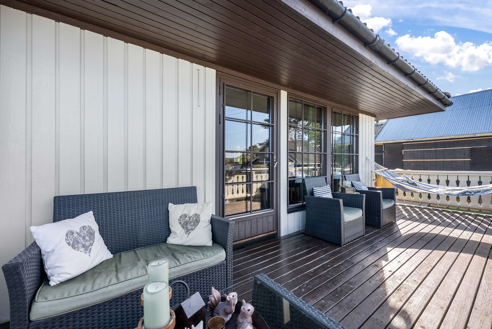 Terrassen med utgang fra stuen er delvis overbygd. Galleribilde