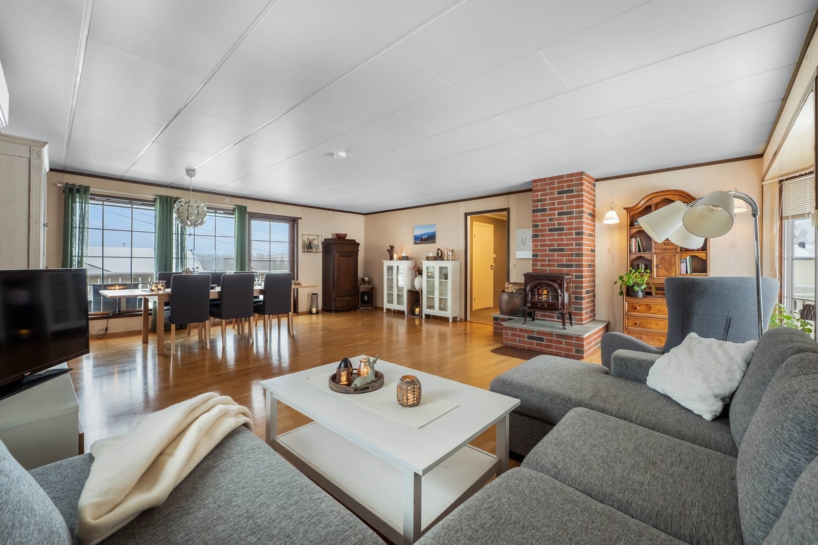 Fra stuen er det utgang til solrik terrasse og hagen. Galleribilde