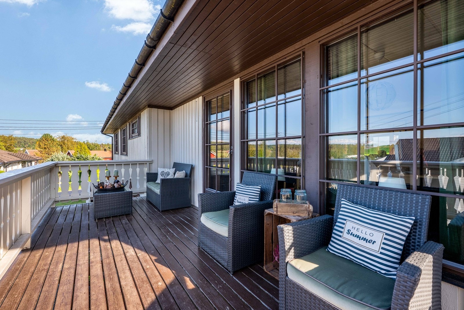 Terrassen er på hele 36 kvm. med god plass til både spisegruppe og loungemøbler. Galleribilde