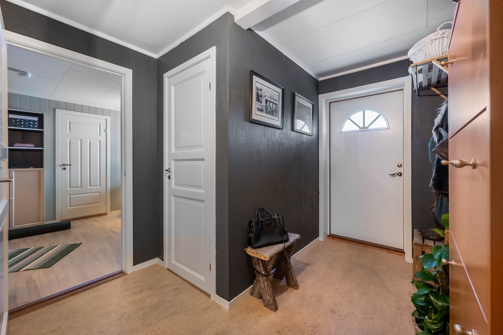 Boligen har adkomst fra både hovedetasjen og underetasjen. Galleribilde