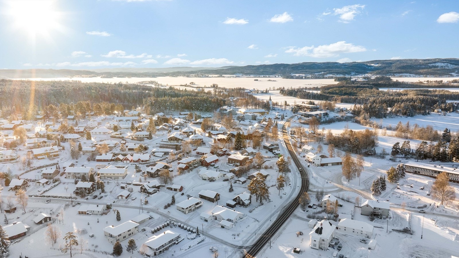 Her bor du landlig og fredfullt, med kort vei til butikk, barnehage, skoler og flotte turmuligheter året rundt. Galleribilde