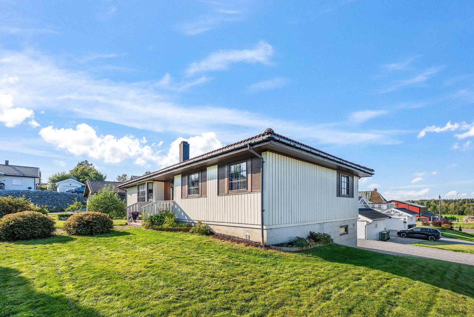 Her får du en stor tomt, romslige og solfylte uteområder. Galleribilde