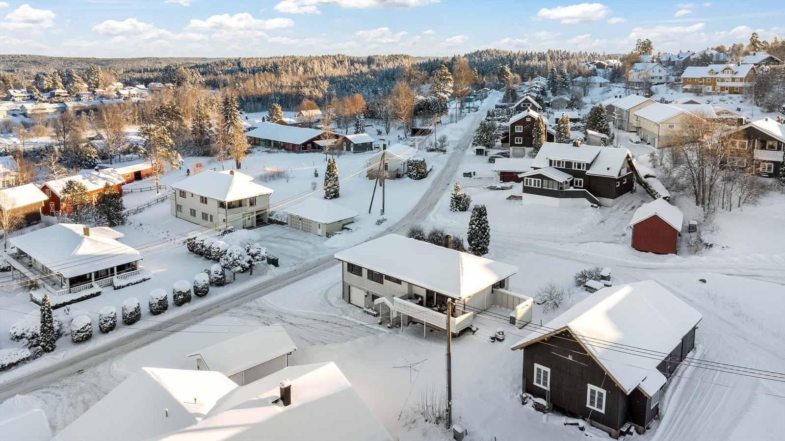 Eiendommen ligger i et rolig og barnevennlig område på Hemnes i Aurskog-Høland kommune. Hemnes er kjent for sin naturskjønne beliggenhet og trygge bomiljø. Galleribilde