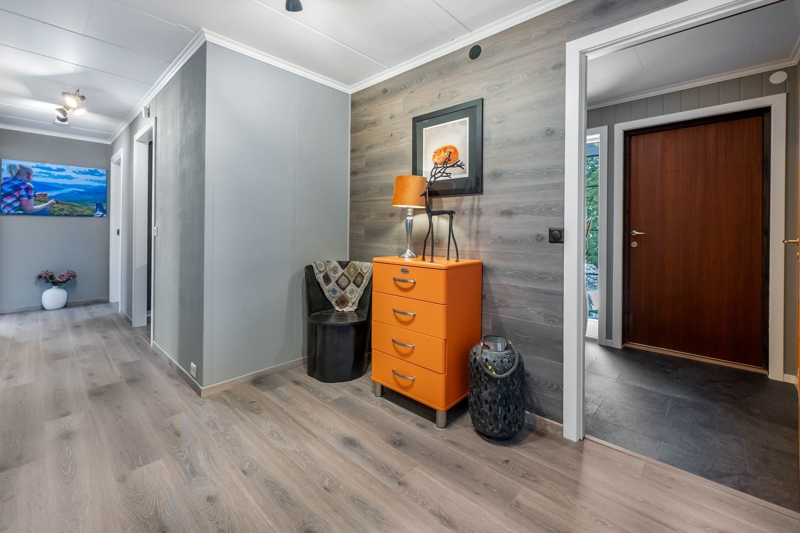 Innbydende vindfang med gulvvarme og gang med oppbevaringsløsninger. Galleribilde