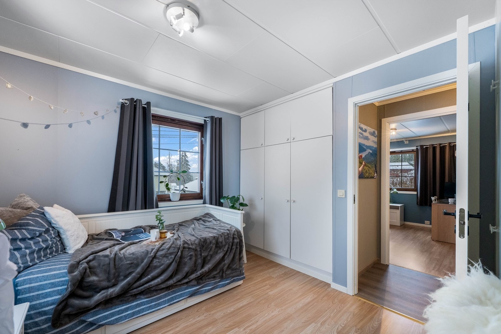 Soverom 1 har plassbygde garderobeskap. Galleribilde