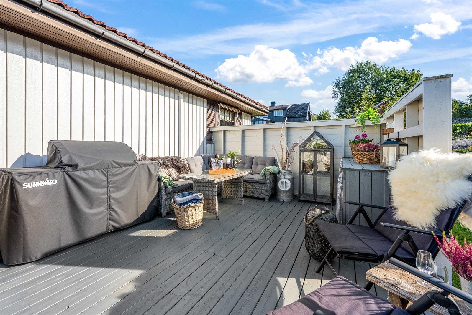 Det er sol hele dagen fra morgensol på kjøkkentrappa til kveldssol på verandaen. Galleribilde