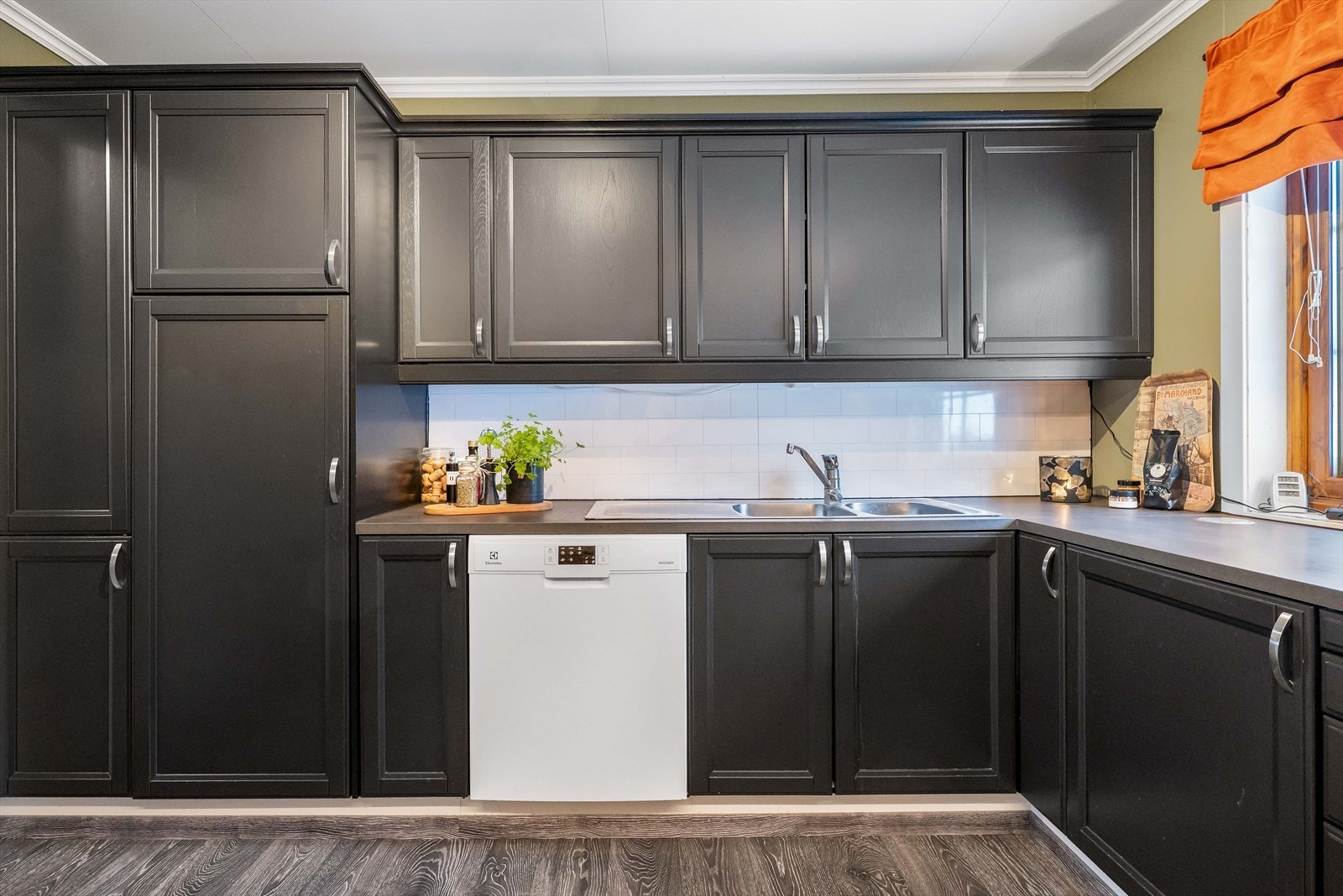 Rommet er utstyrt med komfyr, kjøleskap, oppvaskmaskin og en ventilator med avtrekk. Galleribilde