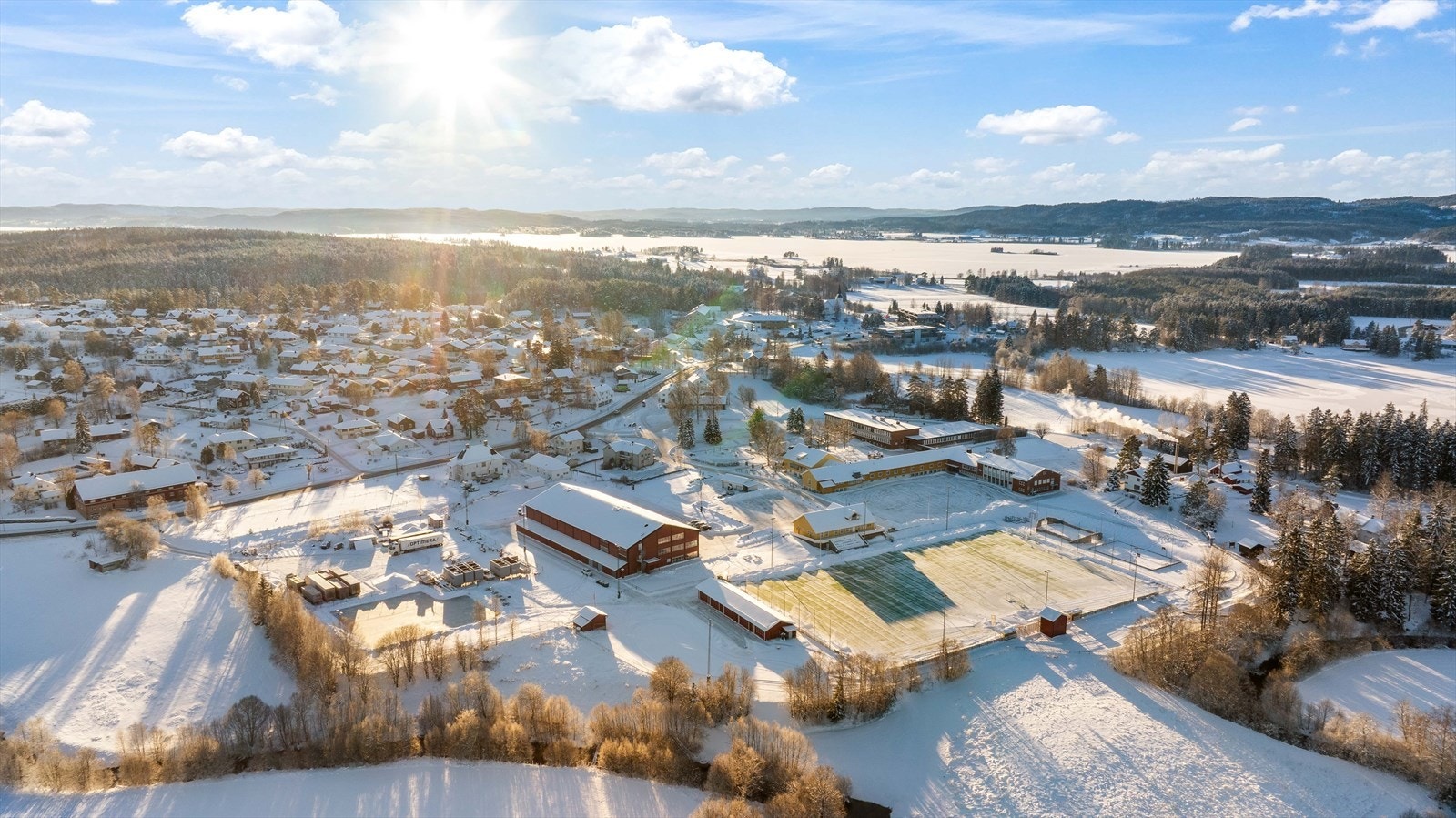 På Hemnes finner du både fotballbane og idrettshall, og det lokale idrettslaget, Søndre Høland Idretts- og Ungdomslag, tilbyr en rekke ulike aktiviteter som fotball, svømming og håndball. Galleribilde
