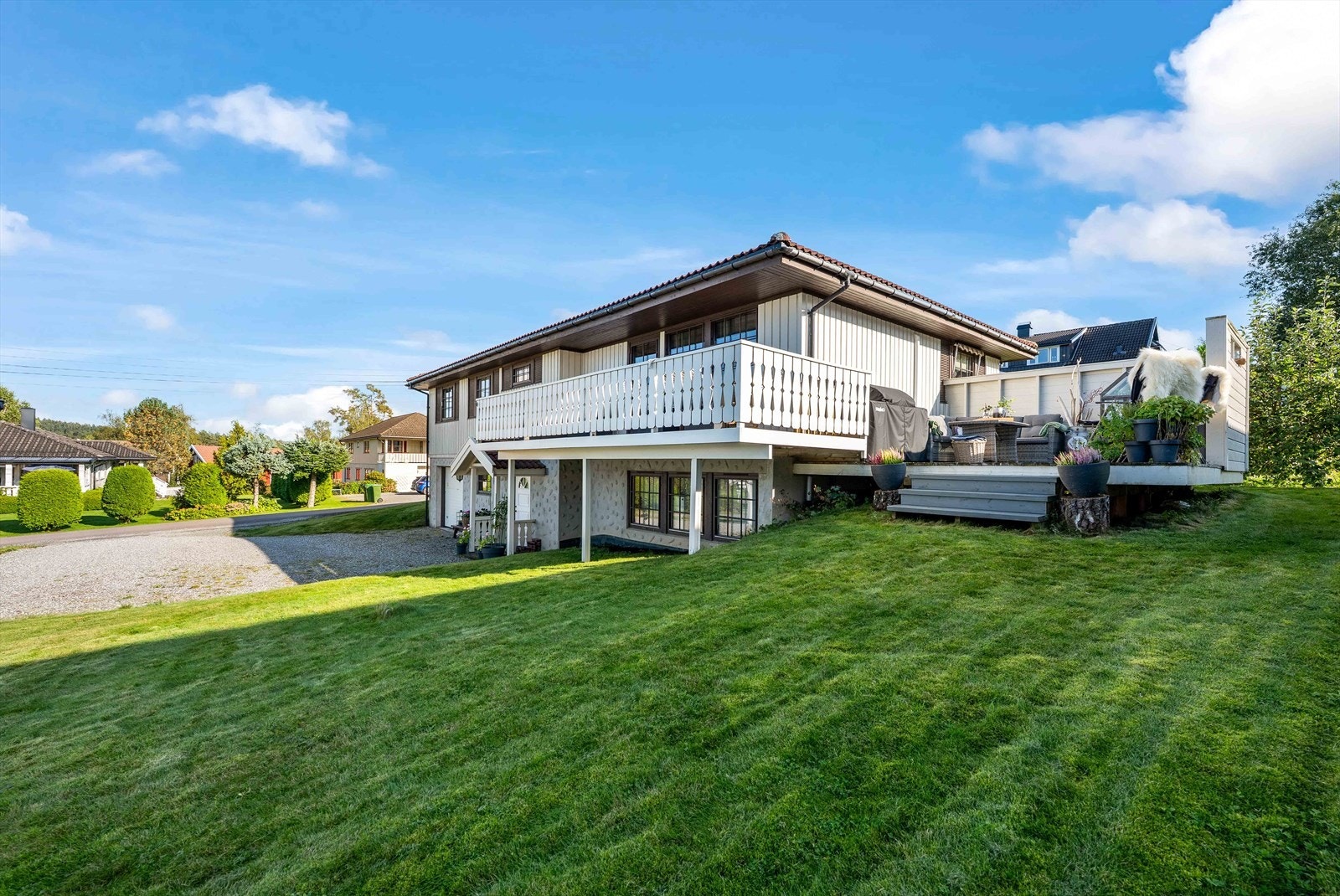 Velkommen til Bråteveien 3A - en flott enebolig over to plan og en romslig, skjermet tomt! Galleribilde