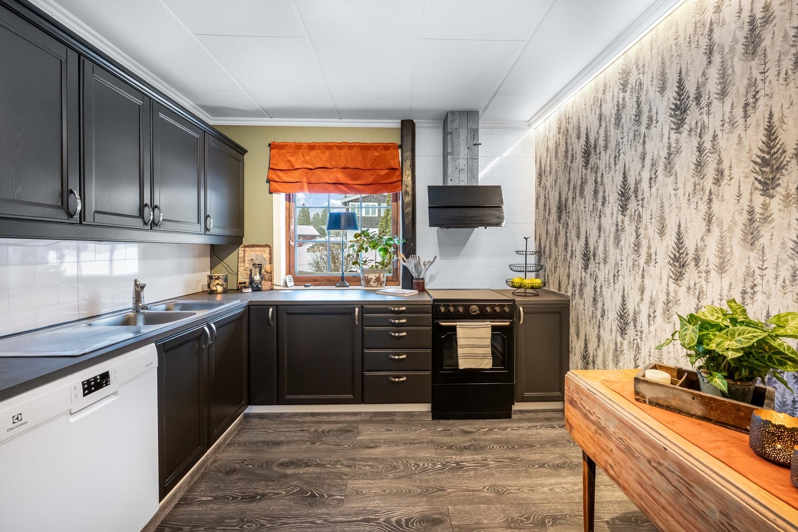 Kjøkkeninnredning med benkeskap og overskap med folierte skrog og malte eikefronter. Galleribilde