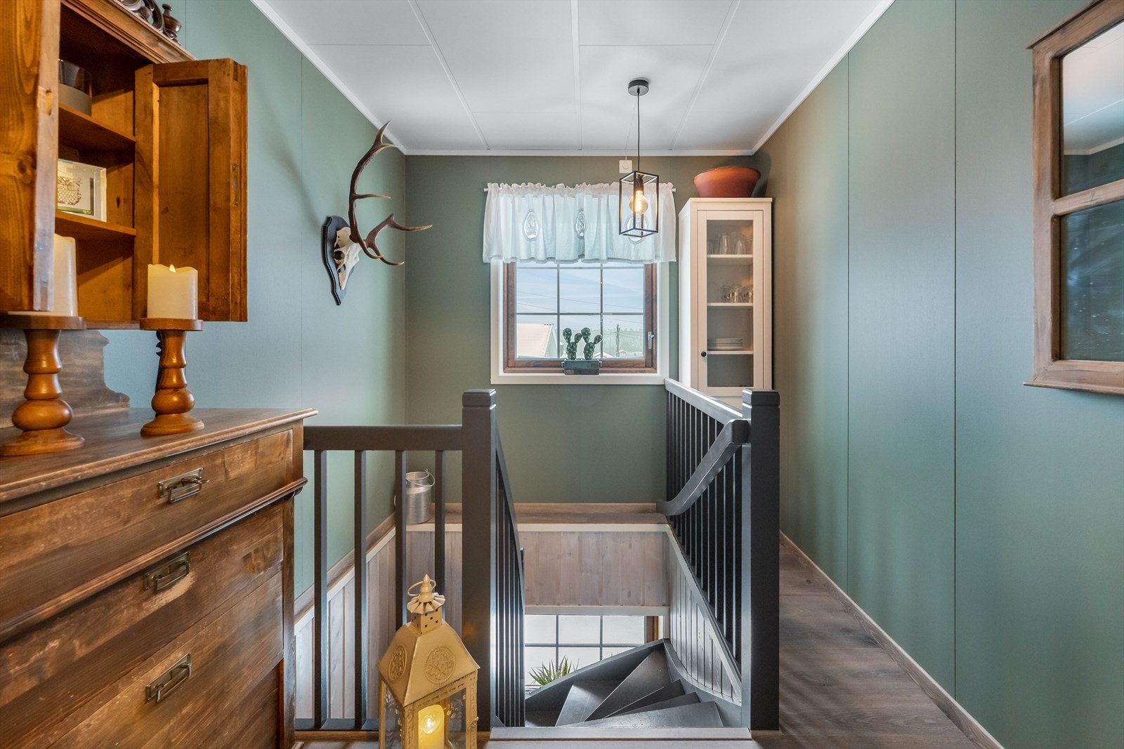 Trapperom i 1. etasje. Galleribilde