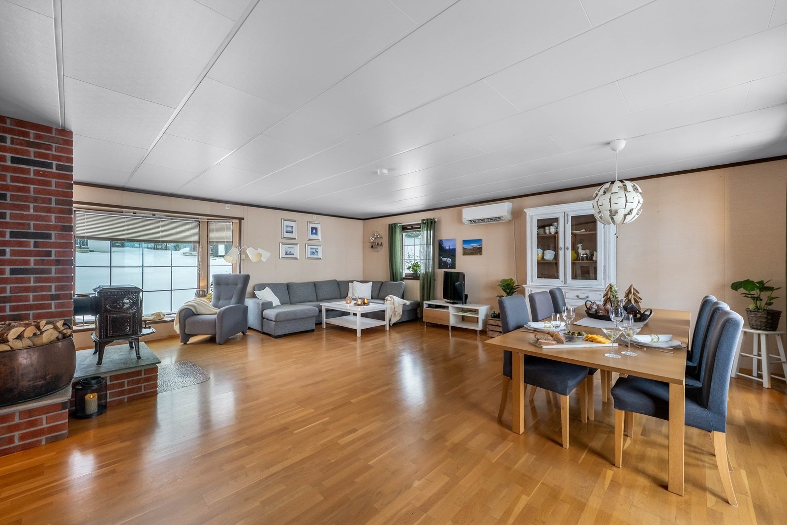 Lys og romslig stue med naturlige soner for møblering. Galleribilde