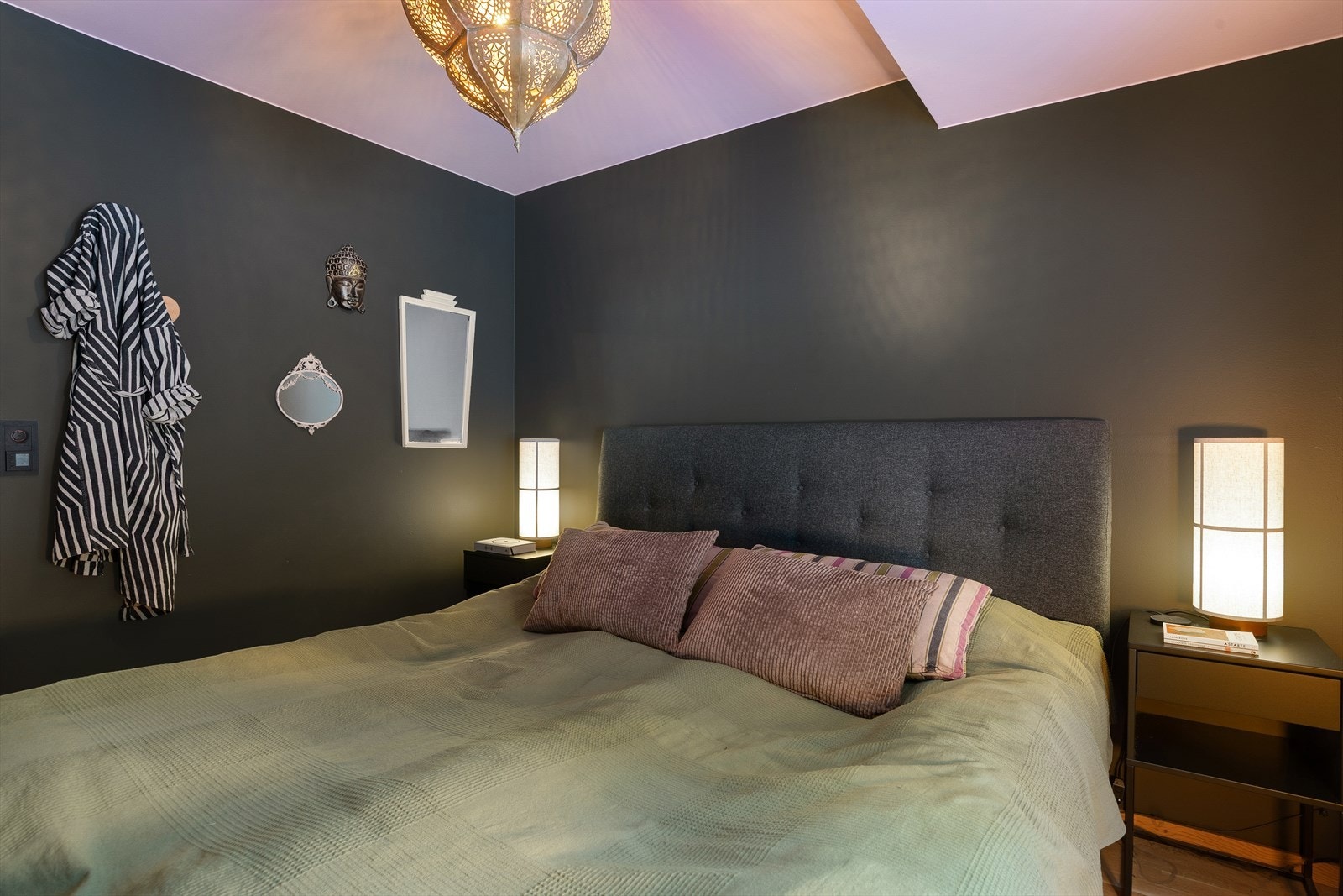 Rommet har en lun atmosfære med dempede fargevalg. Galleribilde