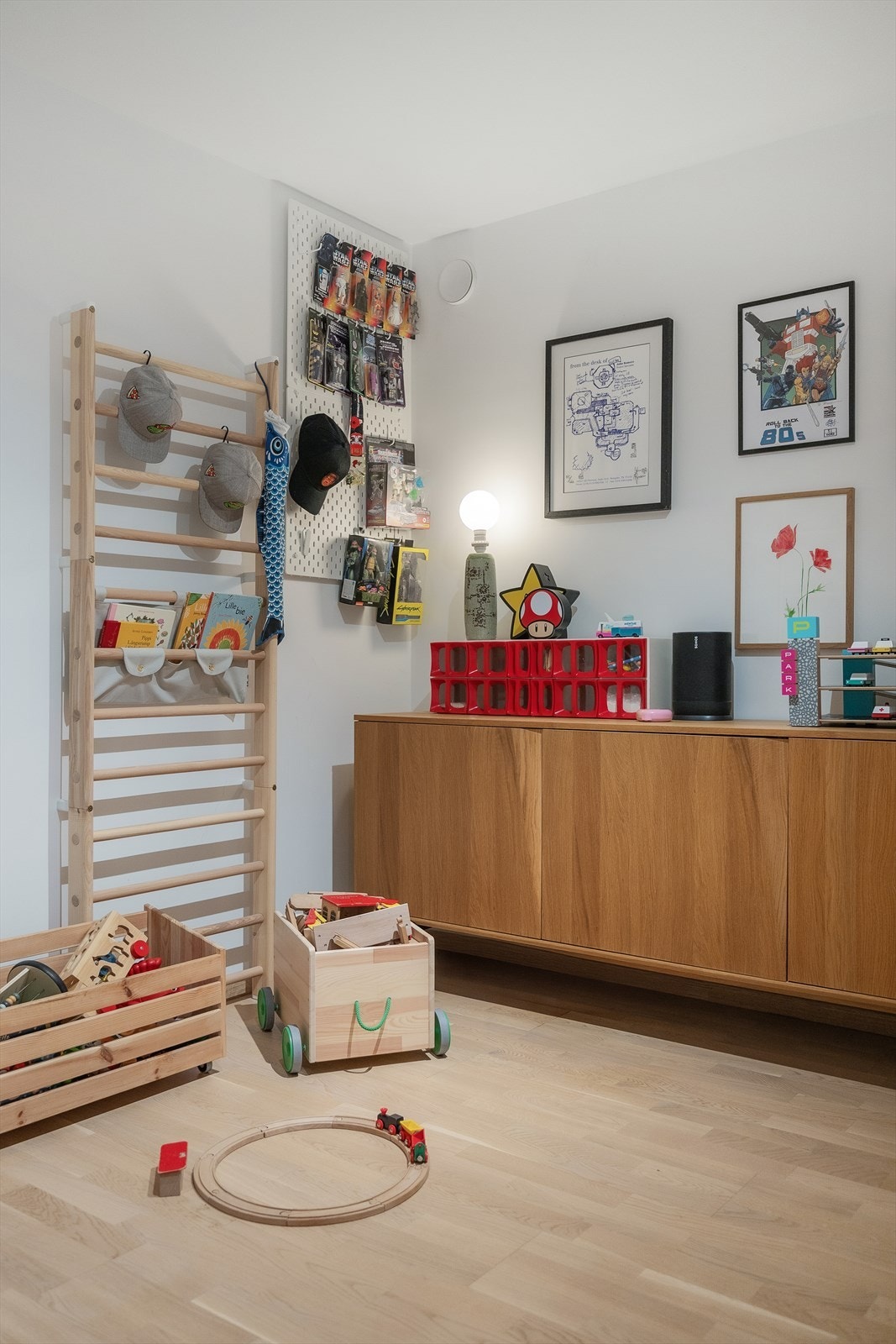 Også her er det parkett på gulv og malte, slette vegger. Galleribilde