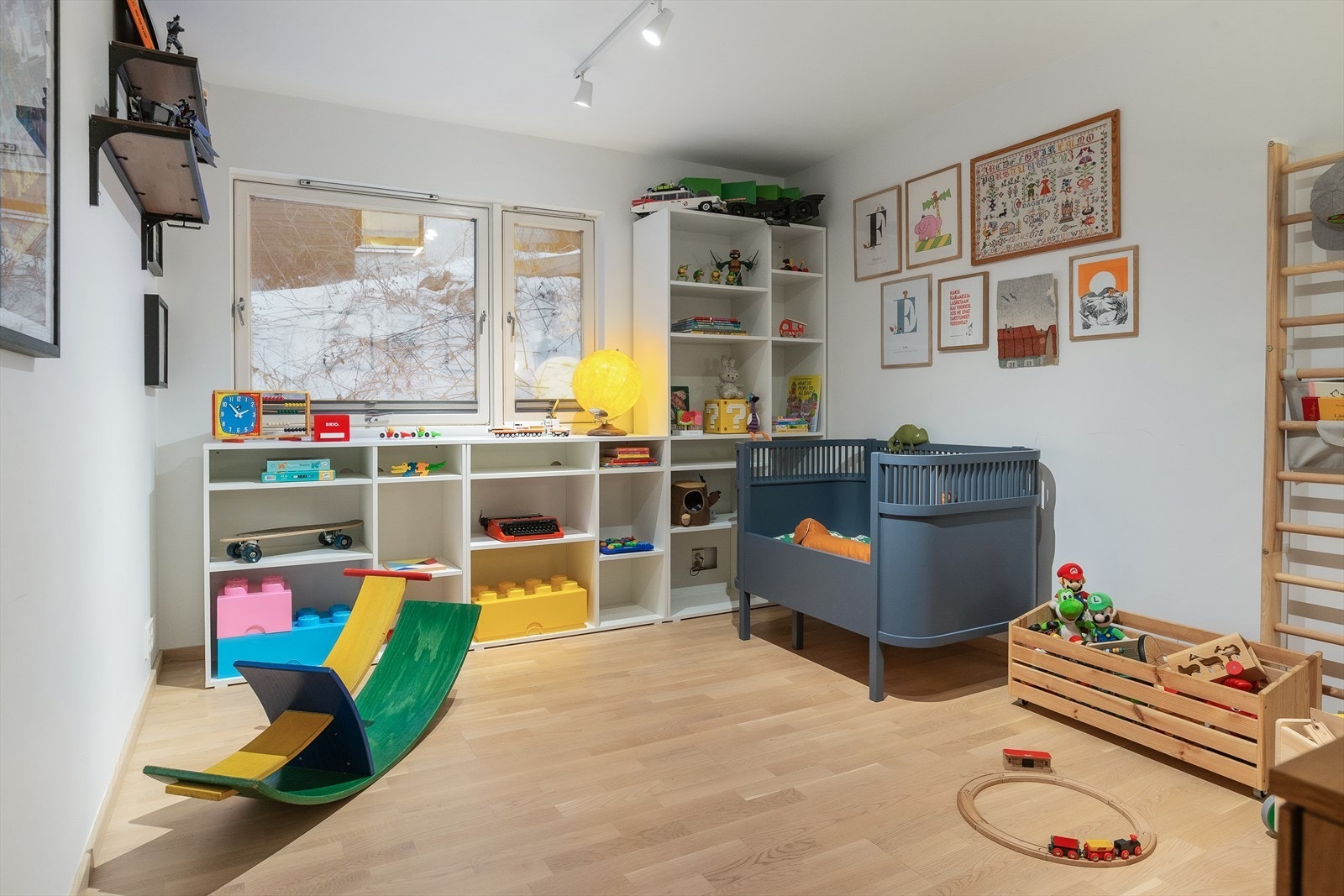 Leilighetens andre soverom er av god størrelse, ideelt som barnerom eller kontor. Galleribilde