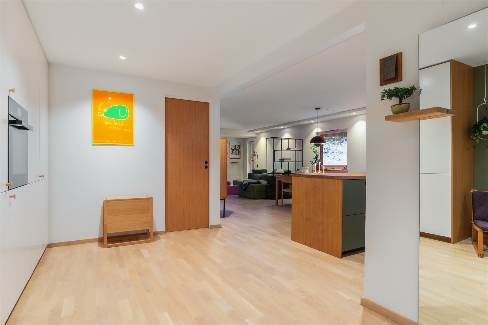 Fra kjøkkenet er det åpen siktlinje gjennom hele oppholdsrommet. Galleribilde