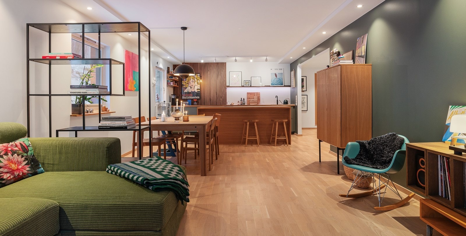 Den åpne løsningen skaper en luftig og sosial atmosfære. Galleribilde