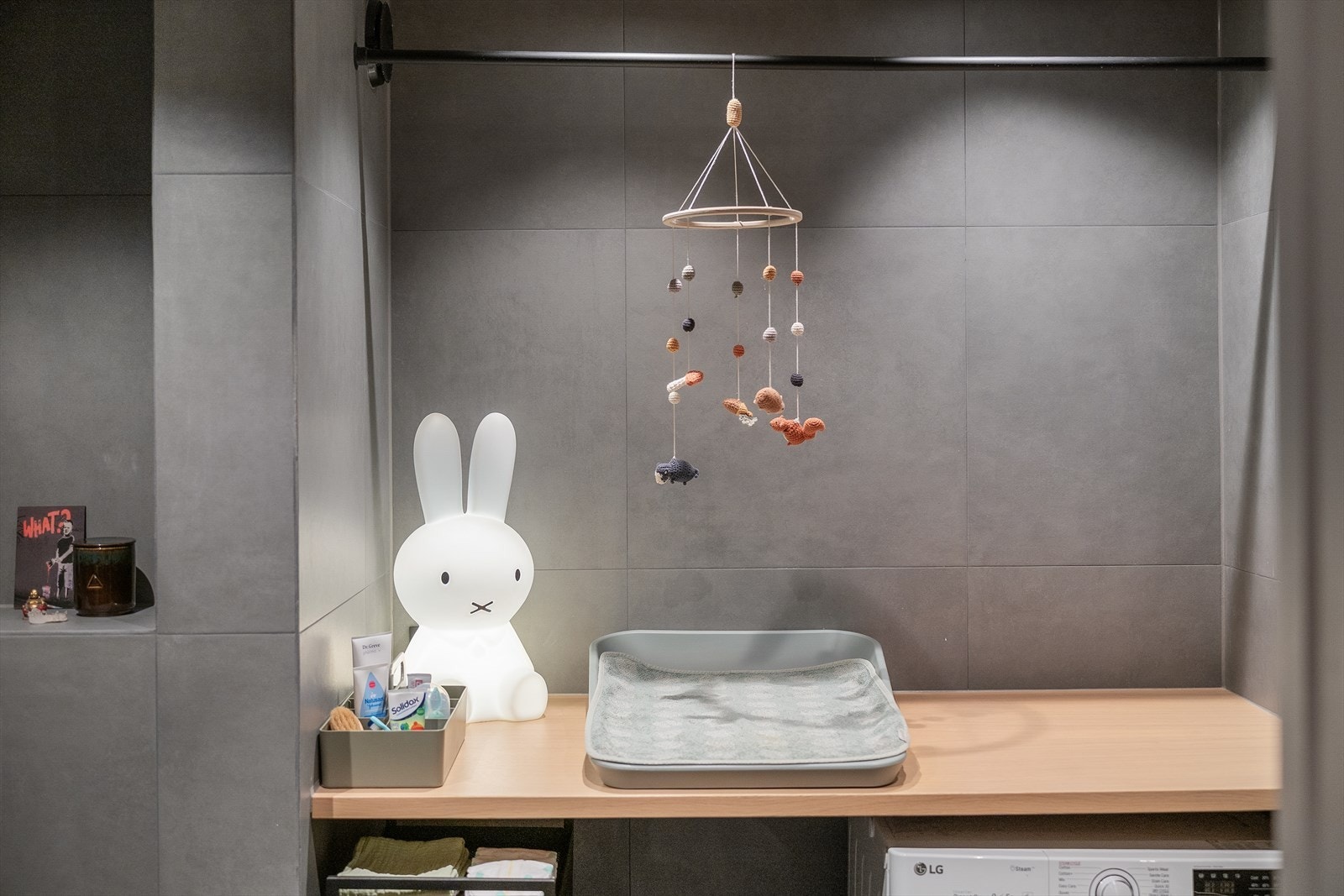 Benkeplaten over vaskemaskinen gir en praktisk stelle- eller arbeidsflate. Galleribilde