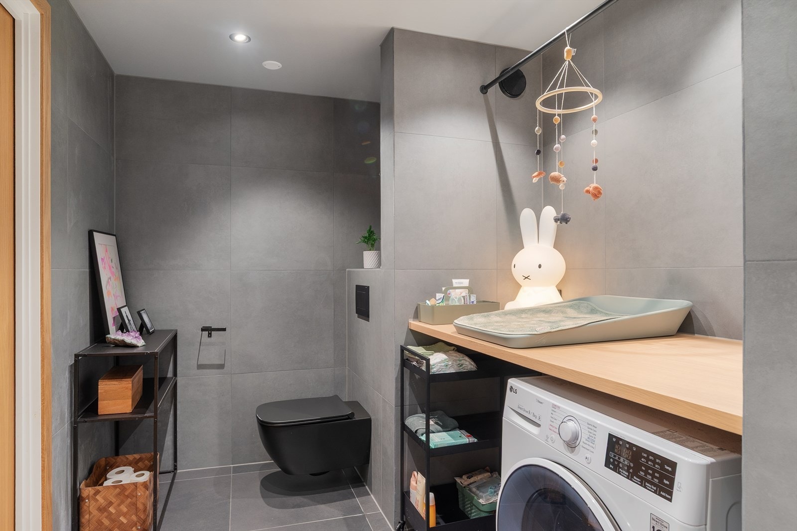 Praktisk løsning med vegghengt toalett og opplegg for vaskemaskin. Galleribilde