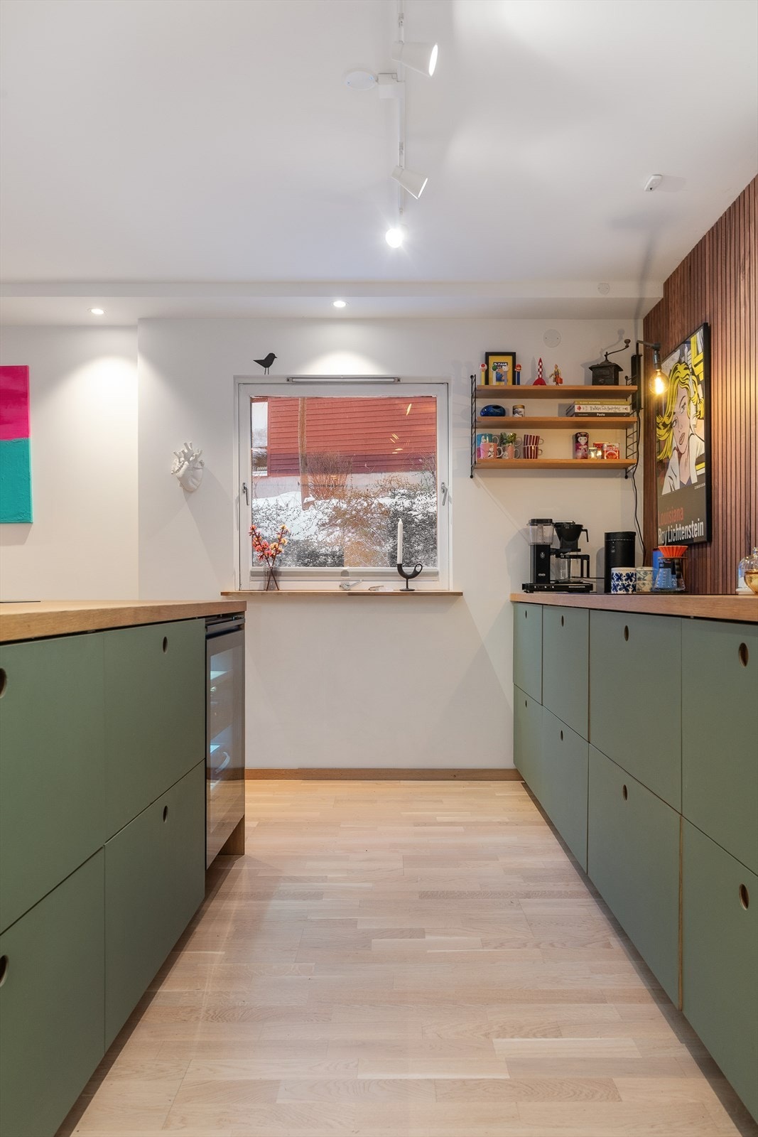 Kjøkkenet er praktisk utformet med to parallelle benkerader. Galleribilde