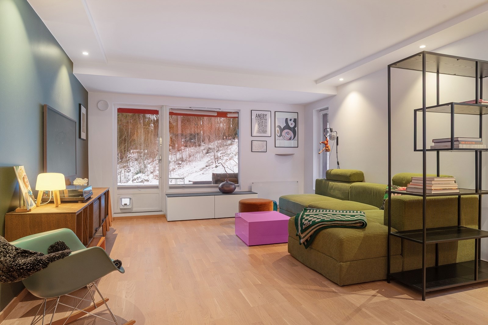 Fra stuen er det direkte utgang til en privat markterrasse. Galleribilde