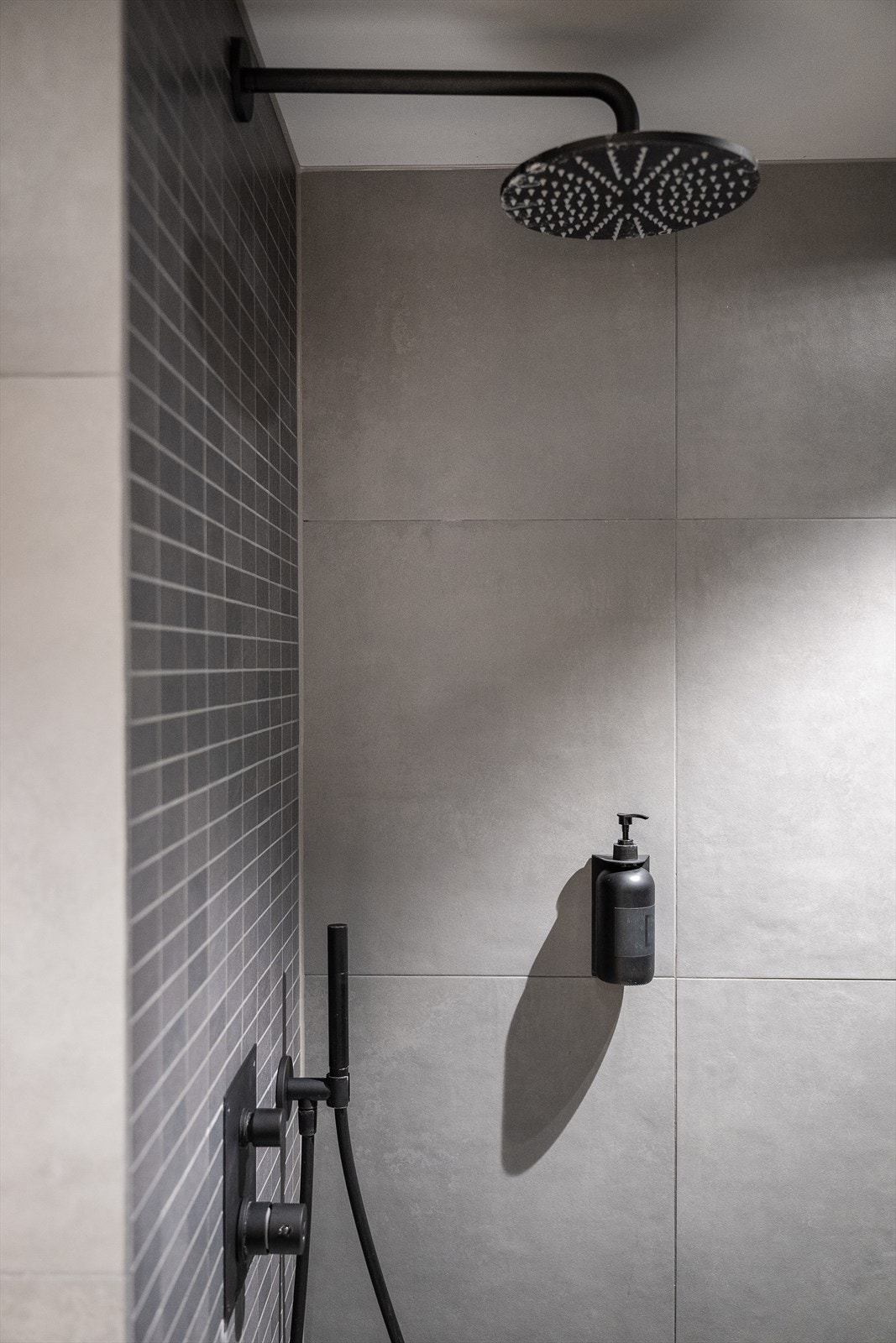 Sorte armaturer og detaljer gir et gjennomført designuttrykk. Galleribilde