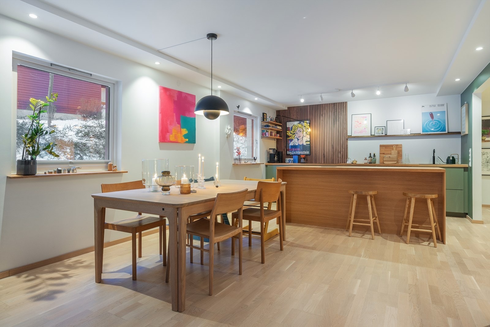 Kjøkkenøya gir ekstra arbeidsflate og en uformell spiseplass. Galleribilde