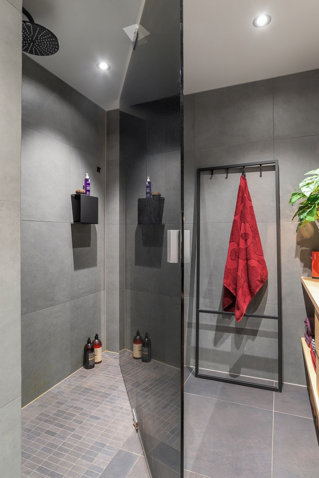 Romslig dusjnisje med glassvegg og regnfallsdusj. Galleribilde