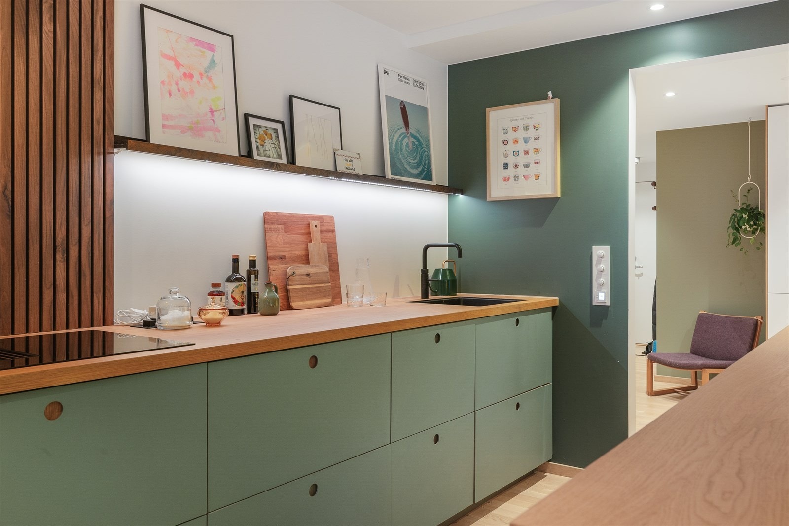 Detaljer som underlimt vask og integrert platetopp fra Miele og Quooker Square 30L understreker den moderne og høye standarden. Galleribilde