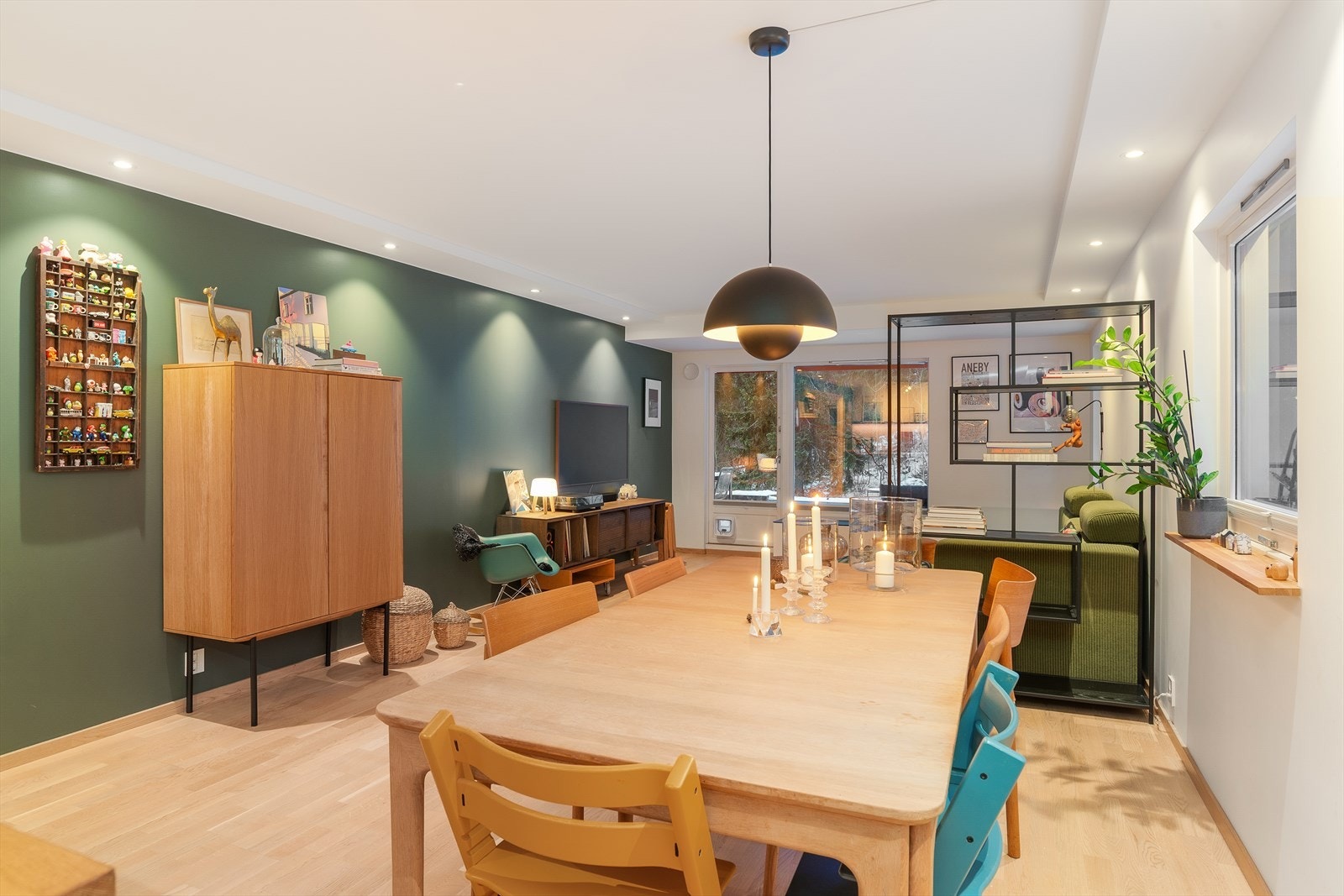 Spisestuen fungerer som et naturlig bindeledd mellom kjøkken og stue. Galleribilde