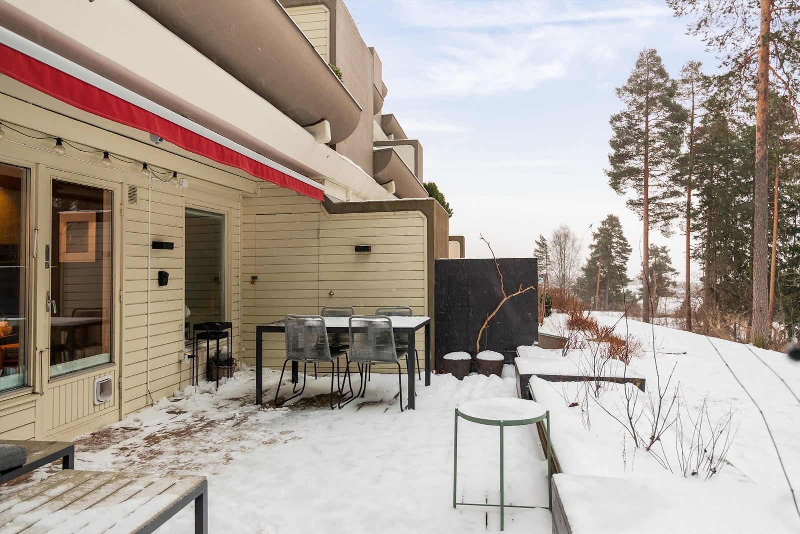 Her er det god plass til både sittegruppe og grill. Galleribilde