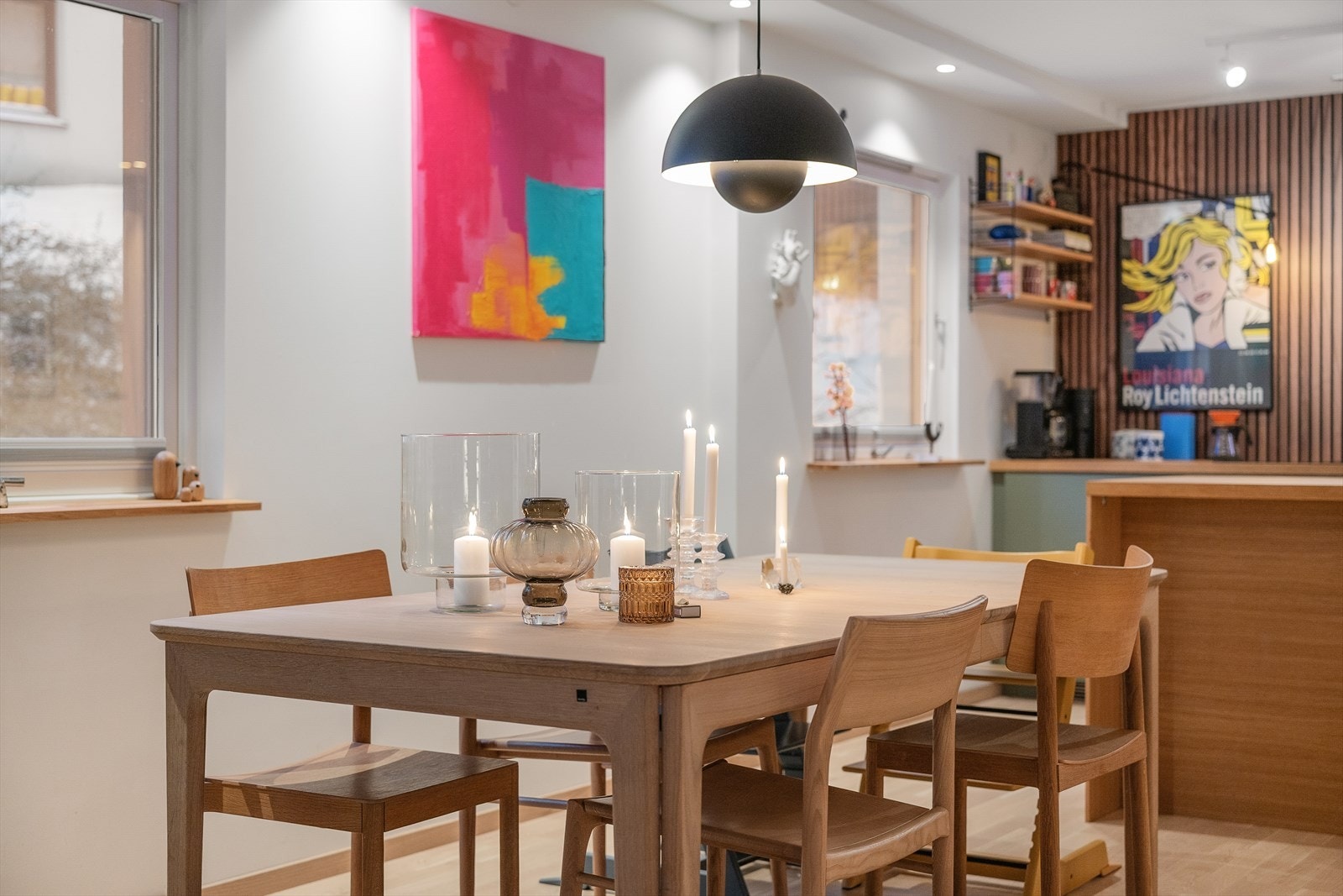 Her er det god plass til et stort spisebord for hyggelige sammenkomster. Galleribilde