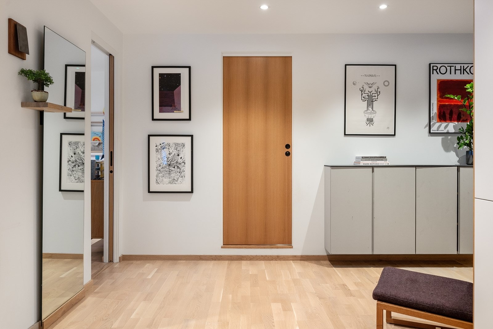 Det er gjennomgående listefri overgang mellom tak og vegg. Galleribilde