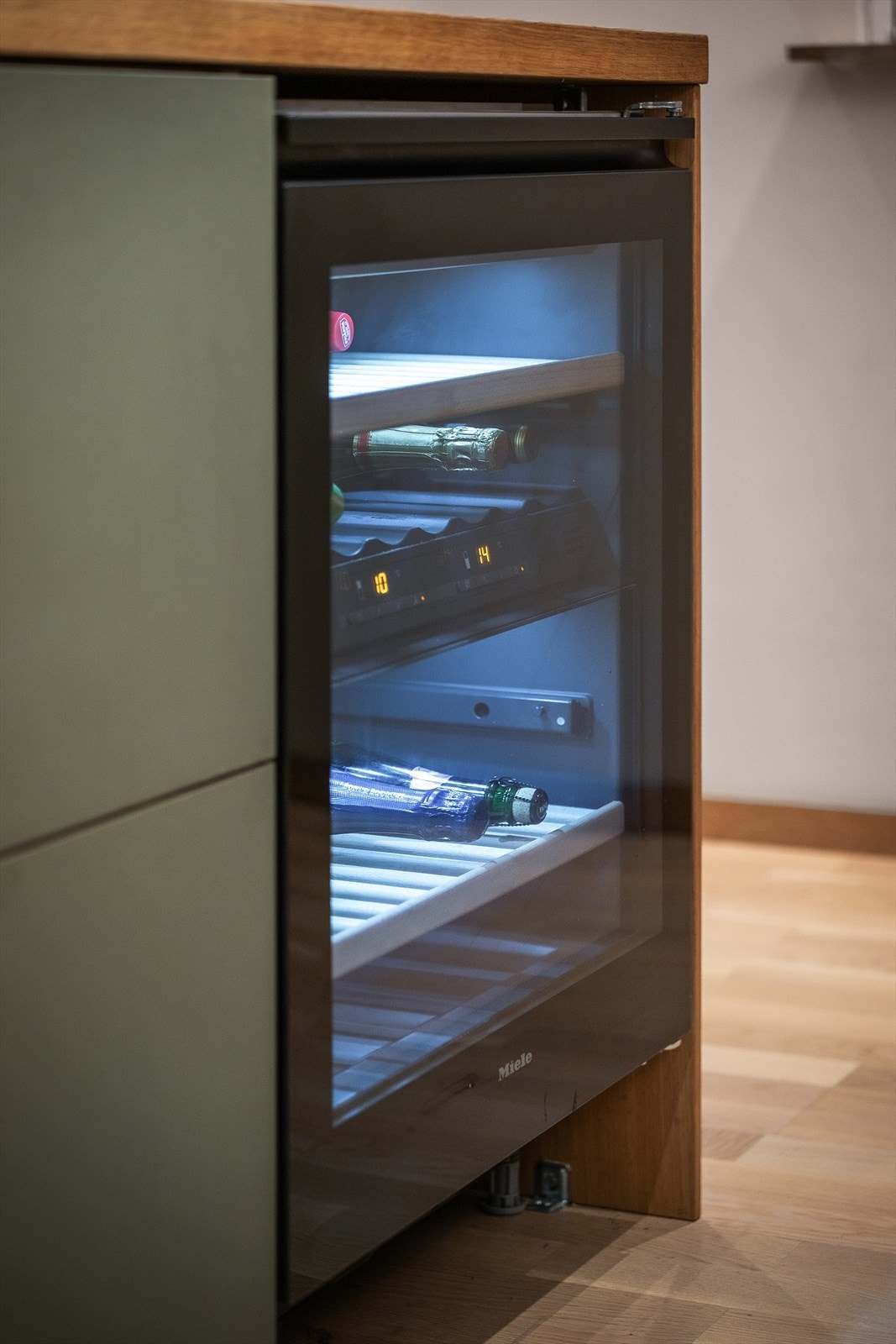 Integrert vinskap fra Miele for optimal oppbevaring. Galleribilde
