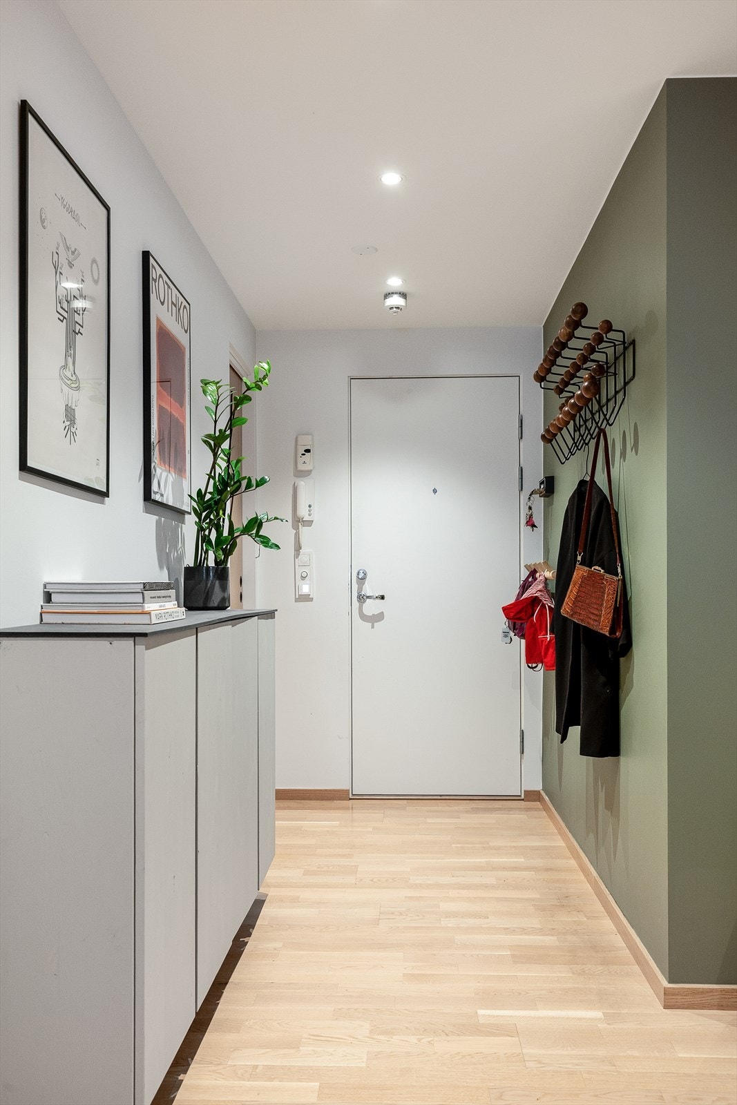 Gangen leder videre inn i leilighetens sosiale sone og øvrige rom. Galleribilde