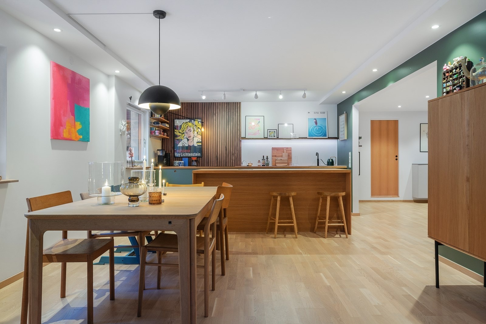 En gjennomgående og påkostet leilighet med åpen stue- og kjøkkenløsning som sosial sone. Galleribilde