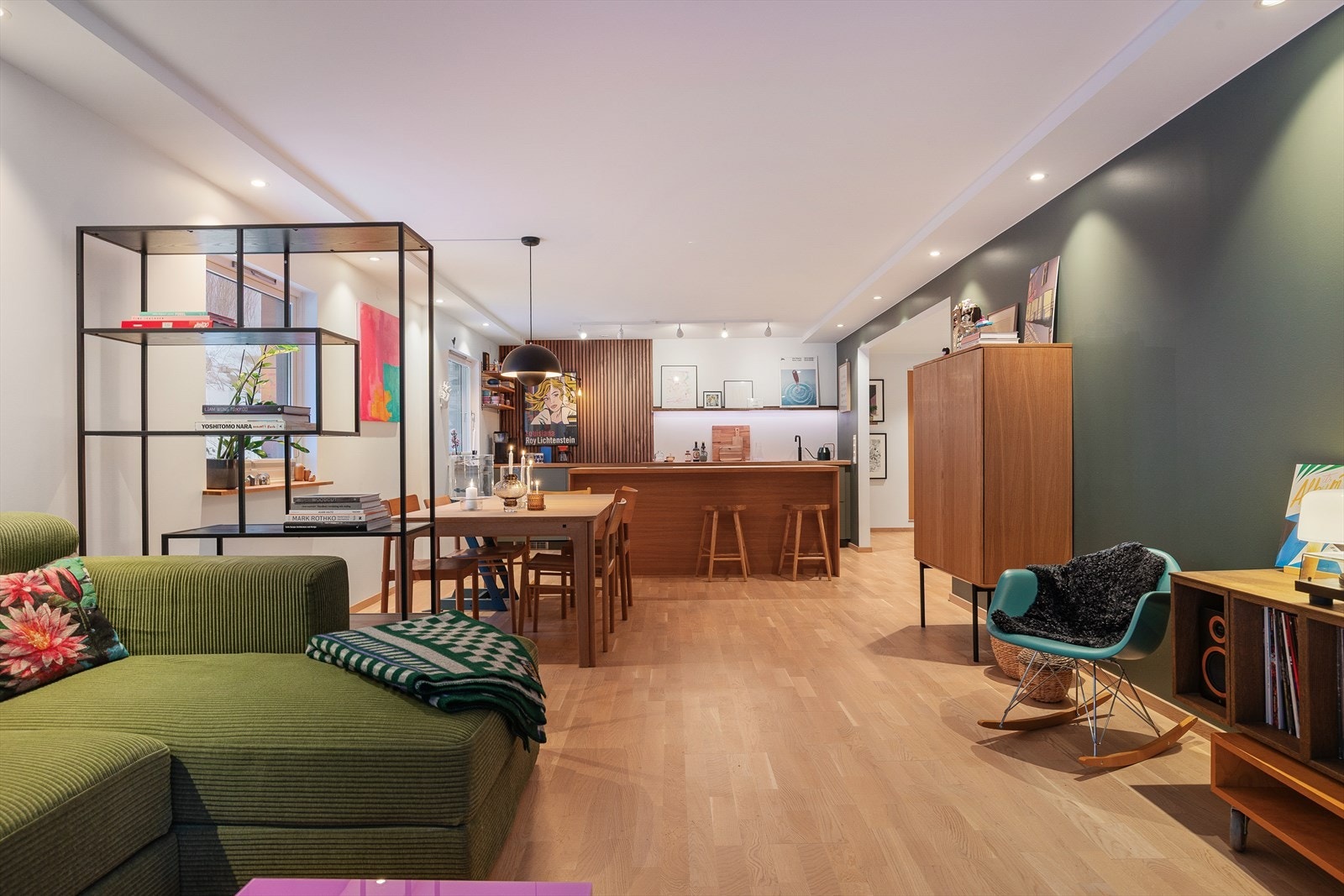 Gjennomtenkte materialvalg og fargepalett gir et helhetlig inntrykk. Galleribilde