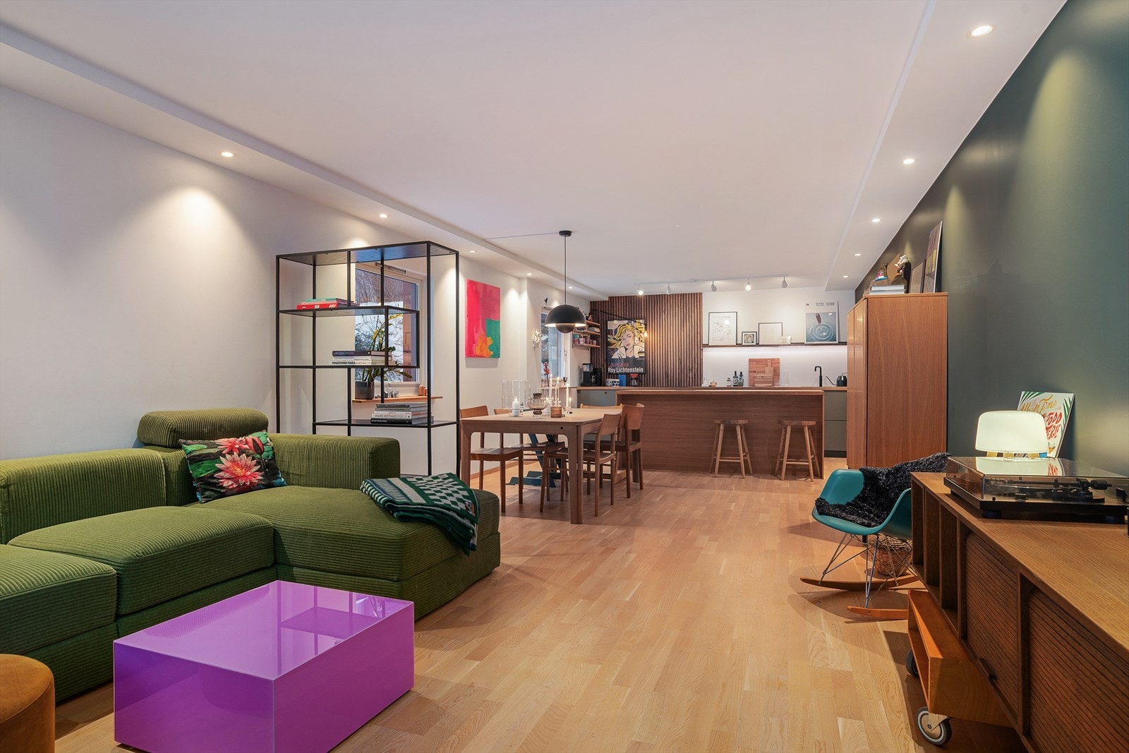 Stuen har god plass til en romslig sofagruppe og tilhørende møblement. Galleribilde