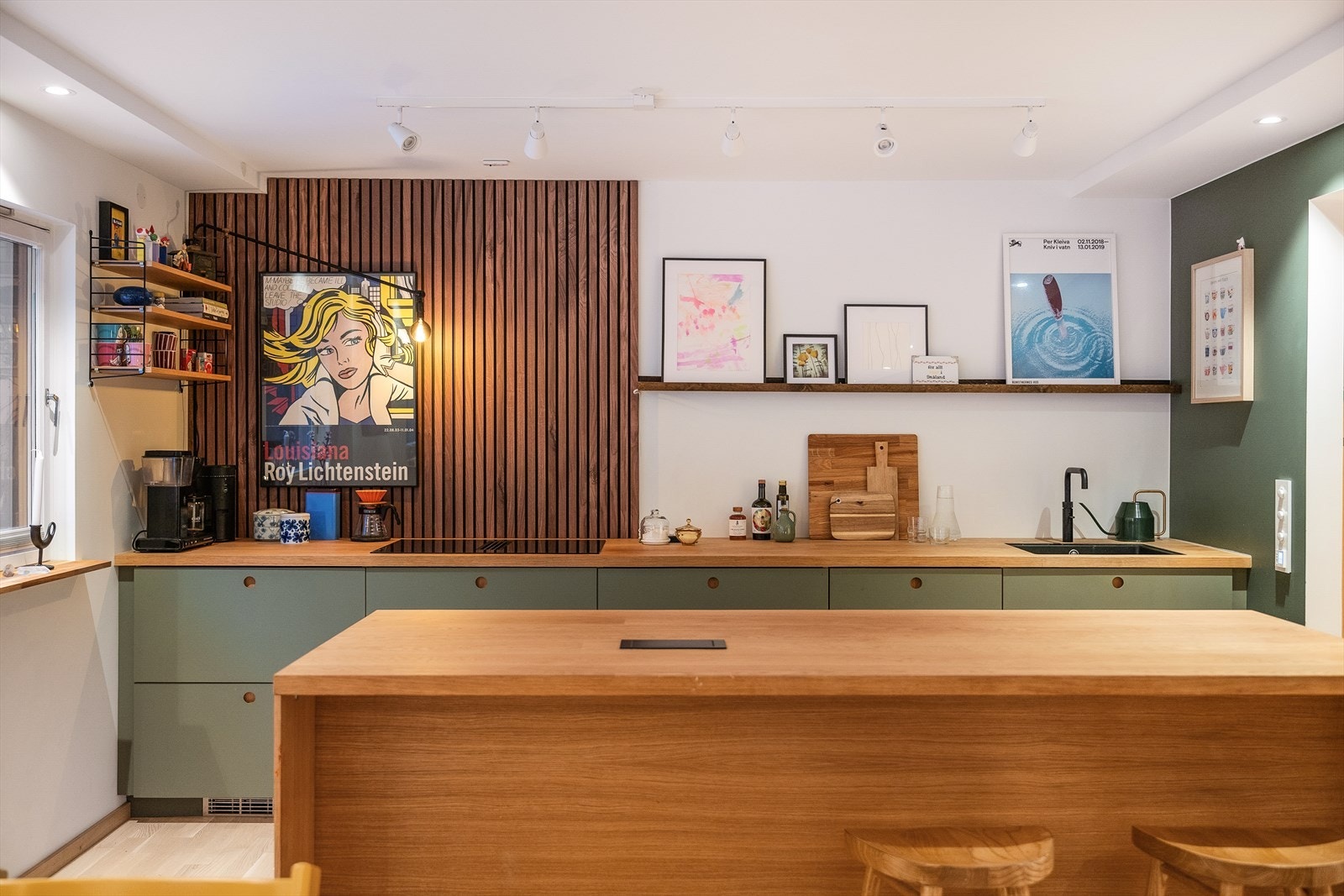 Moderne kjøkkeninnredning fra 2022 med rikelig benke- og lagringsplass. Galleribilde