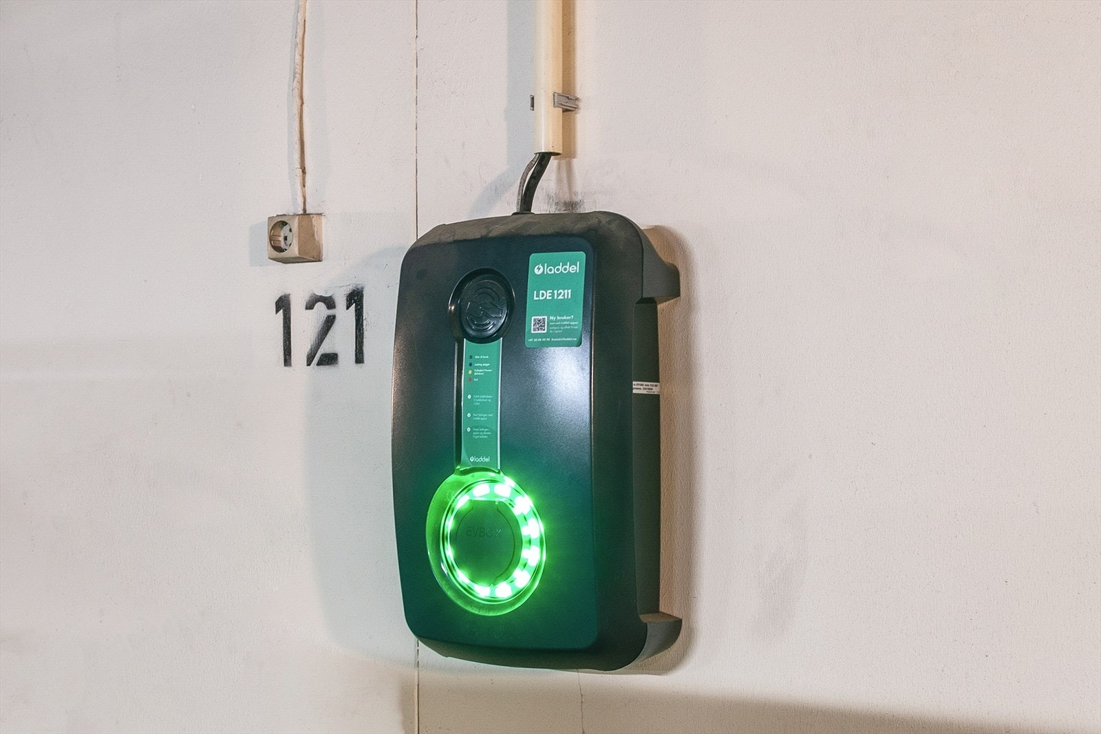 Garasjeplassen er utstyrt med elbillader. Galleribilde