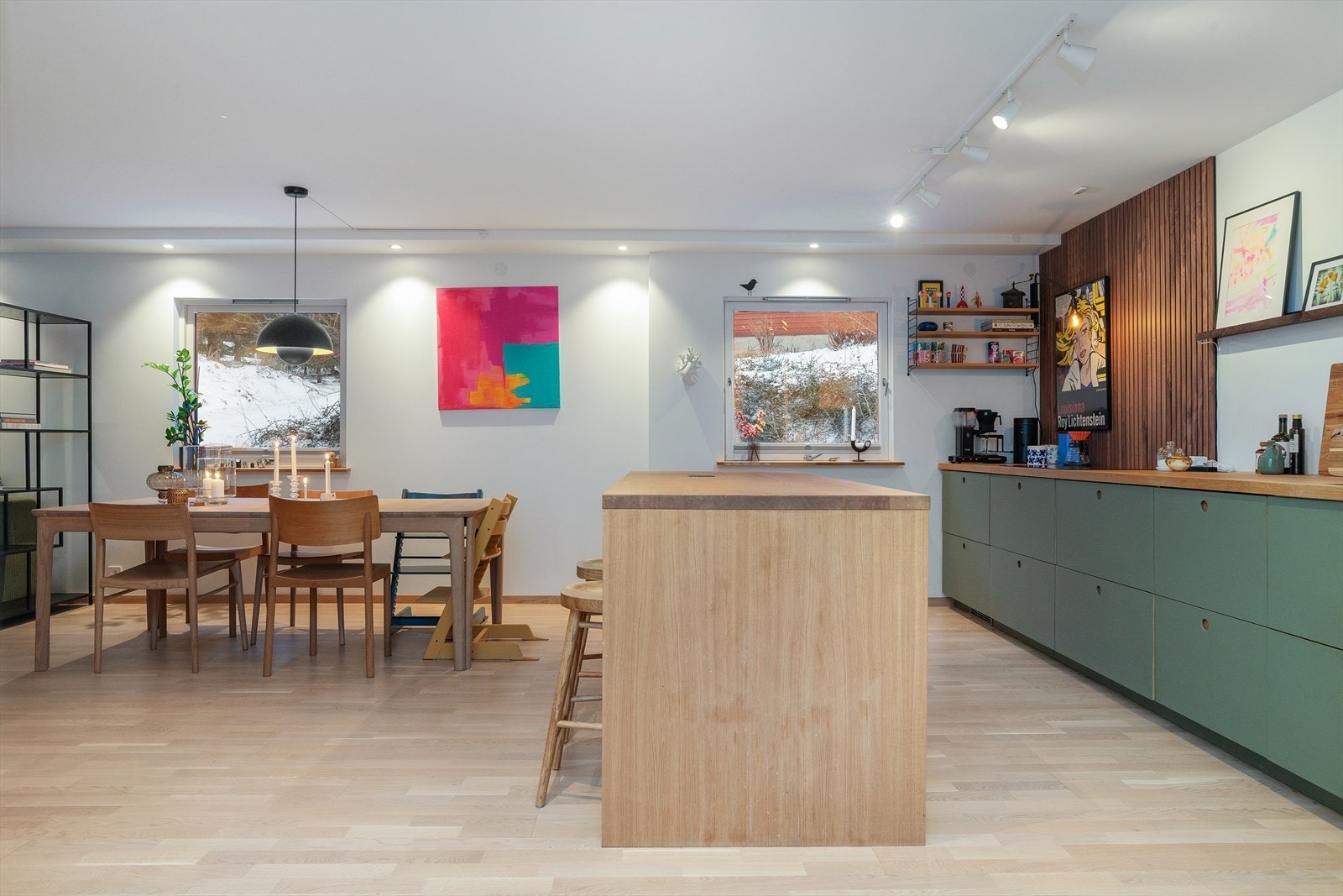 Innredningen har slette fronter og benkeplate i tykk eikefiner. IKEA-kjøkken med Noremax fronter. Galleribilde