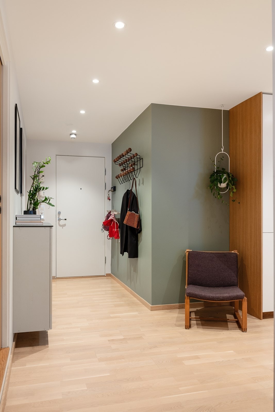 Leiligheten har en innbydende entré med plass til yttertøy. Galleribilde