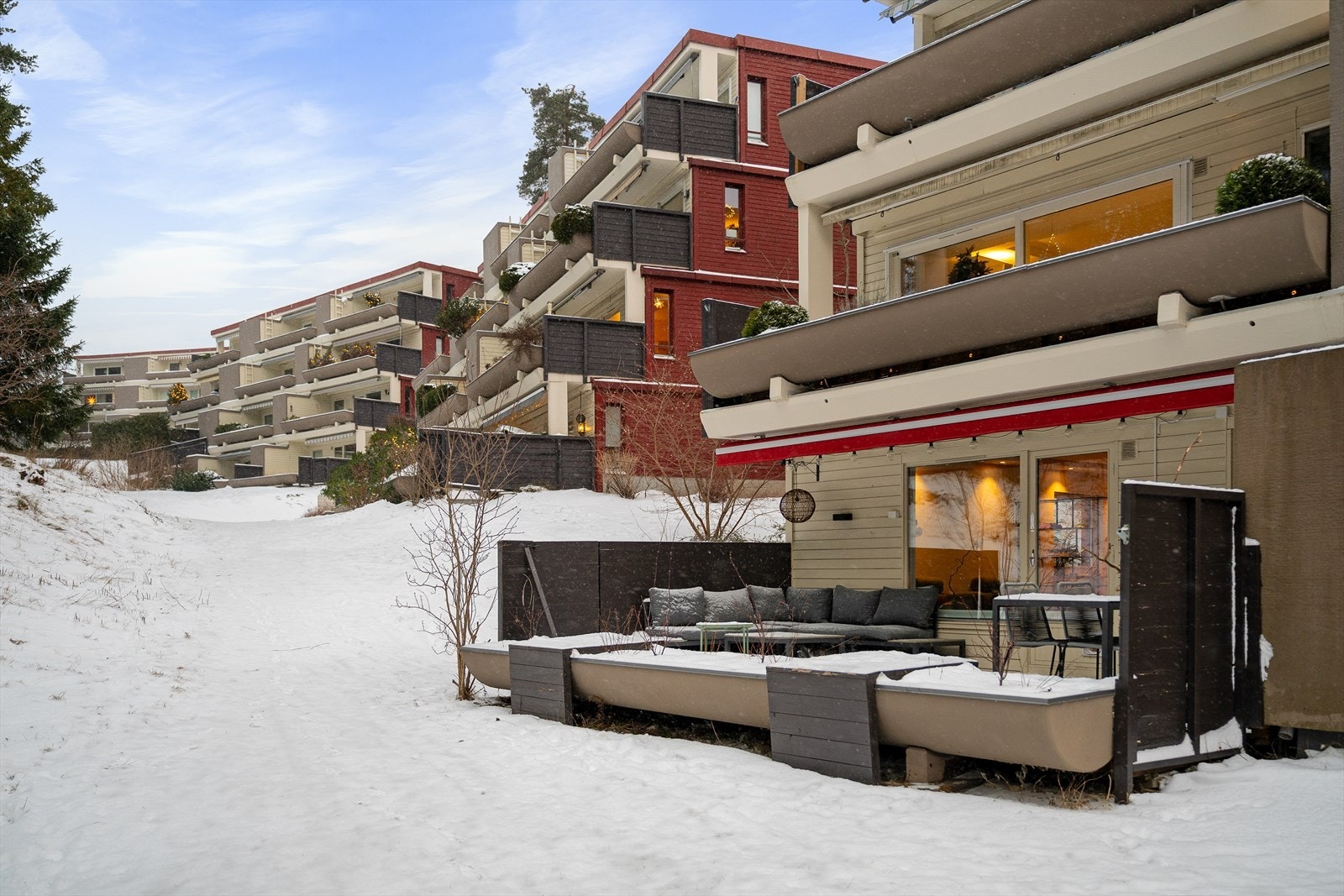 Bygget har en terrassert arkitektur som glir godt inn i terrenget. Galleribilde