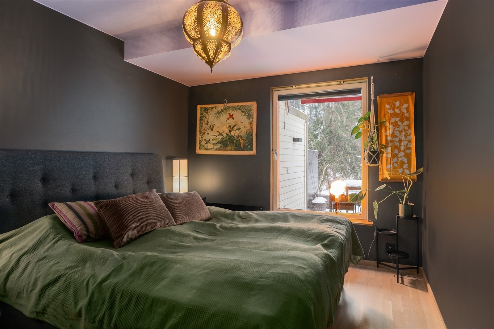 Hovedsoverommet har god plass til dobbeltseng og nattbord. Galleribilde